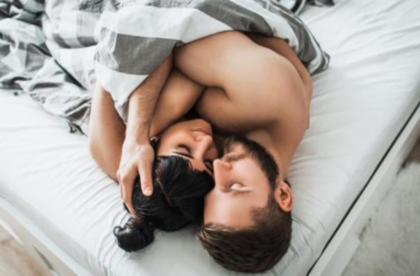 男同性恋怎么过夫妻生活(美女同性热吻教程)