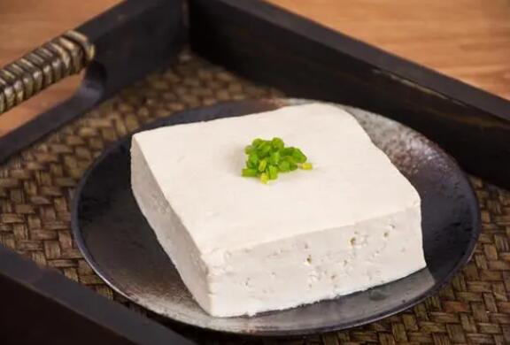 豆腐作用和副作用（豆腐是一种常见的食品）