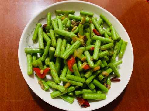 长豆角怎么炒好吃（长豆角怎么炒好吃不吃辣）