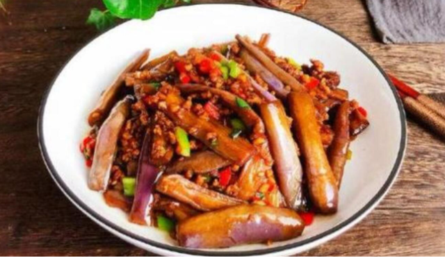 长茄孑怎么做好吃（长茄子怎么做好吃法大全视频）