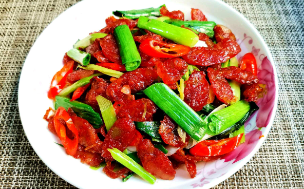 重庆腊肠怎么做好吃（炒腊肠最佳配菜）