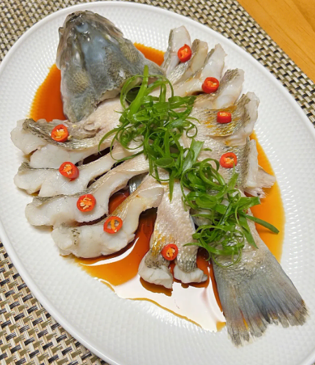 蒸鲈鱼怎么做好吃（蒸鲈鱼怎么做好吃又嫩）