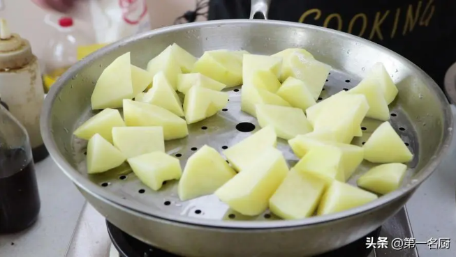 蒸的土豆怎么吃好吃（蒸的土豆怎么吃好吃又简单）