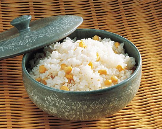 蒸米饭加什么好吃（蒸米饭加什么好吃又营养）