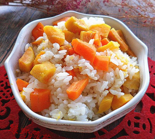 蒸米饭放什么菜好吃（蒸米饭放什么菜好吃又营养）