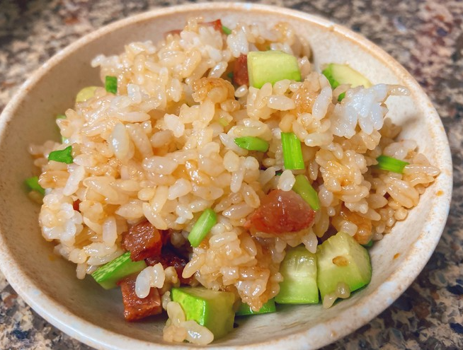 蒸米饭里面放什么好吃（蒸米饭里边放什么好吃）