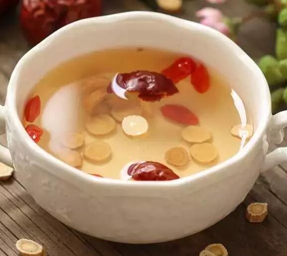 黄芪泡水喝功效与作用(枸杞黄芪泡水喝功效与作用)