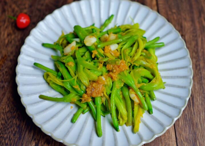 黄花菜的作用与功效（干黄花菜的正确吃法）