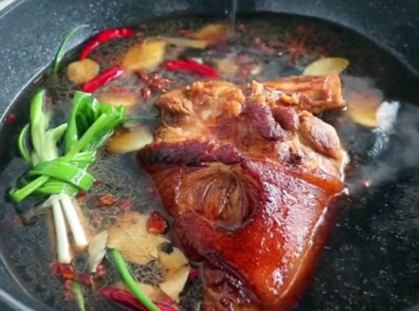 肘子和什么一起炖好吃（肘子和什么一起炖好吃窍门）