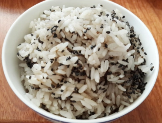 芝麻饭怎么做好吃（芝麻煲饭）