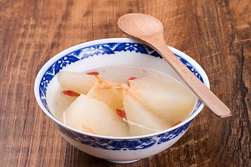 探究梨水的作用与功效 梨水是一种既美容又健康的饮品