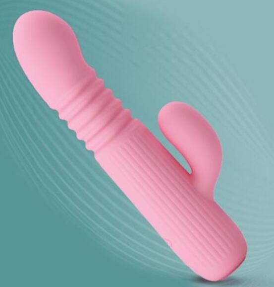 女性使用自慰器的过程（自慰器是一种用于性自慰的工具）