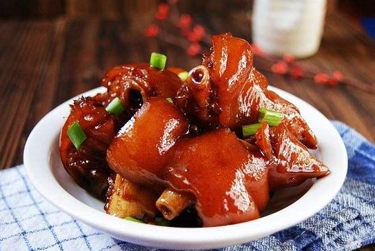 猪蹄搭配什么好吃（猪蹄搭配什么菜最好吃）