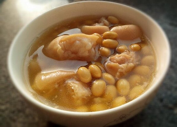 猪蹄汤炖什么好吃（猪蹄汤煲什么好吃）