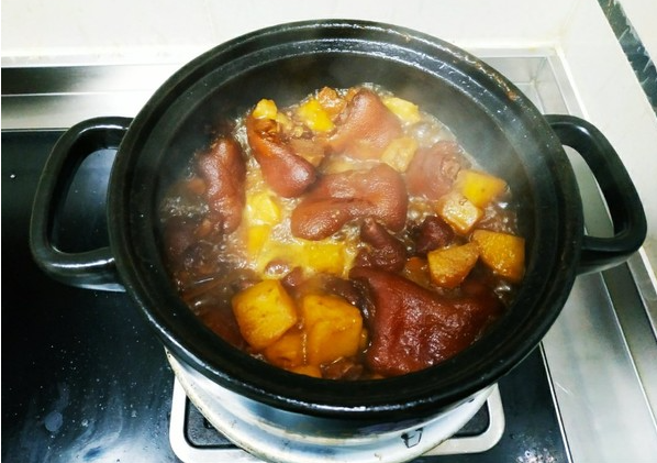 猪蹄炖土豆好吃吗（猪蹄顿土豆的做法）