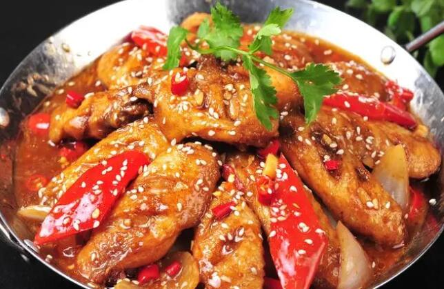 中翅干锅怎么做好吃（介绍中翅干锅的做法大全）