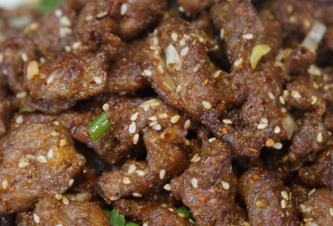 孜然羊肉怎么做好吃（了解孜然羊肉的起源和特点）