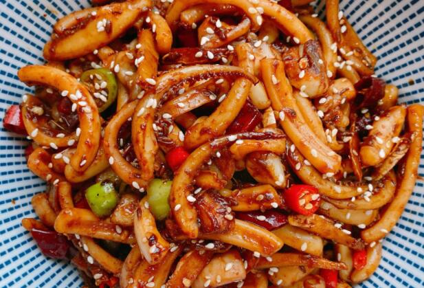 孜然鱿鱼怎么做好吃（孜然鱿鱼是一道美味可口的海鲜菜肴）