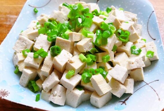 怎样做小葱拌豆腐好吃（家常小葱拌豆腐怎么做窍门）