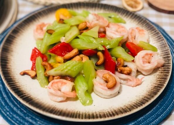 怎样做腰果虾仁最好吃（腰果虾仁烹饪过程）
