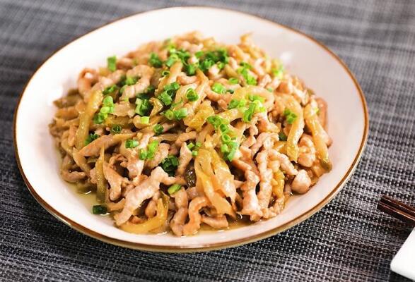 榨菜丝怎么拌好吃又简单（榨菜丝是一种流行于南方地区的零食）