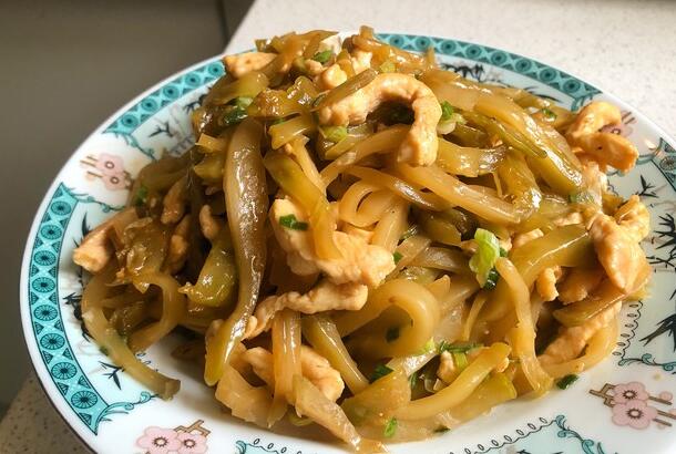 榨菜丝怎么炒好吃又脆（品尝到美味可口的榨菜丝）