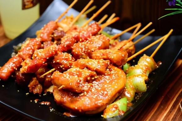选择何种油料理更有美味的炸串（炸串用什么油好吃窍门）