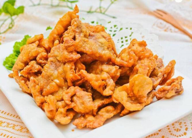 炸好的酥肉怎么做好吃（炸好的酥肉是一道经典的美食）
