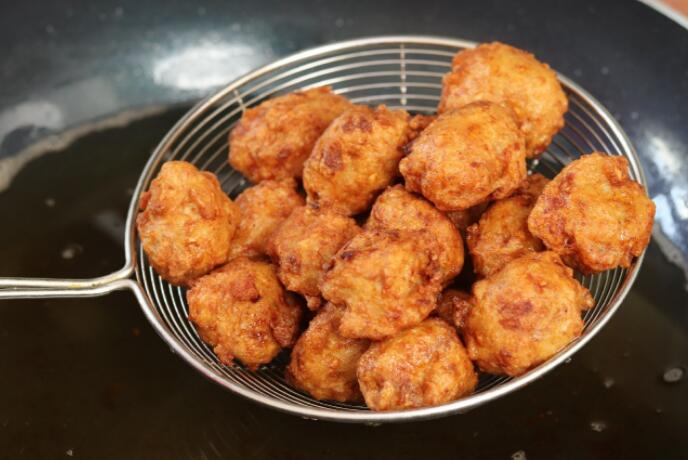 炸肉元子怎么做好吃（一种冷饮店中非常常见的小吃）