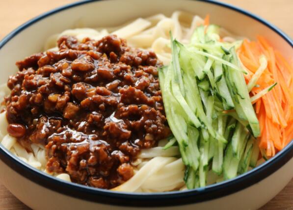 哪个牌子的炸酱面酱料更加好吃（炸酱面是中国传统特色美食）