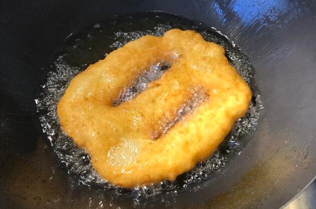 炸面鱼怎么做好吃（如何制作美味松软的炸面鱼）