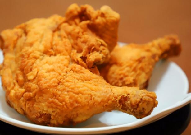 炸鸡腿如何做好吃（炸鸡腿是很多人喜欢的美食之一）