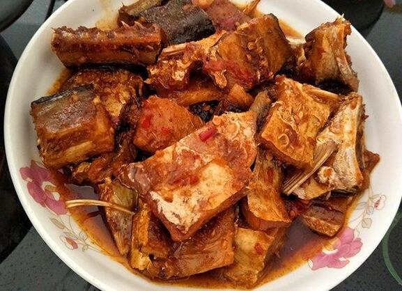 煮咸鱼怎么做好吃（煮鱼咸怎么煮好吃又简单）