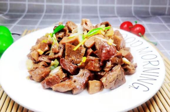 猪喉管怎么做好吃（做一份美味的猪喉管）