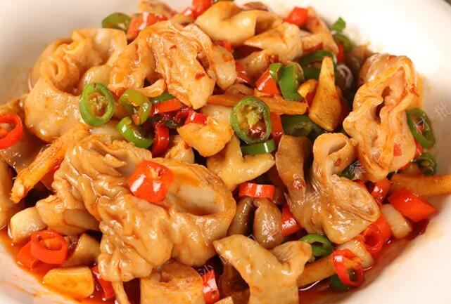 猪大肠怎么炒好吃（猪大肠是一道美味的中式菜肴）