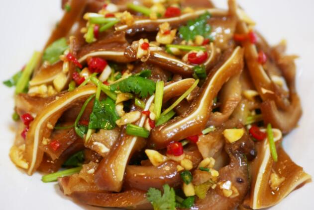 猪头皮炒什么好吃（猪头皮是烹饪中常用的原料之一）
