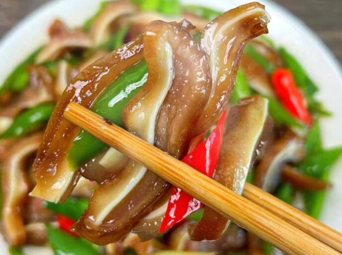 猪耳朵怎么做好吃（如何将新鲜的猪耳朵烹饪出美味的佳肴）