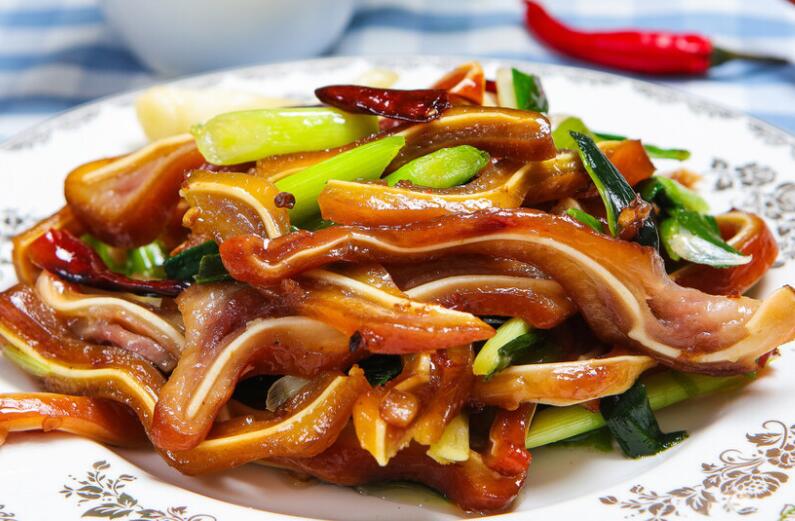 猪耳朵拌什么好吃（猪耳朵和什么拌凉菜）