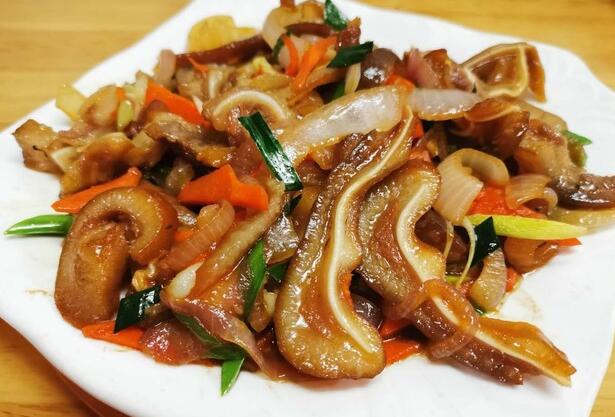 猪耳朵炒什么菜好吃（几款简单易做的猪耳朵炒菜美食）