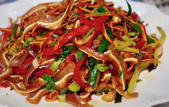 如何用猪耳朵与豆角做出美味佳肴（猪耳朵怎么做好吃又简单）