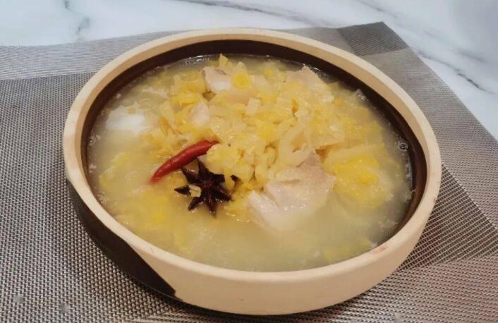 酸菜猪肉汤怎么做好吃（酸菜猪肉汤是一道常见的家常菜）