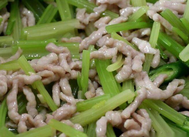 猪肉炒芹菜怎么炒好吃（香芹炒肉最好吃的做法）