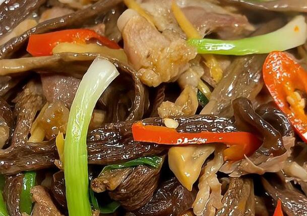 猪肉炒菇怎样做好吃（一道美味的猪肉炒菇）