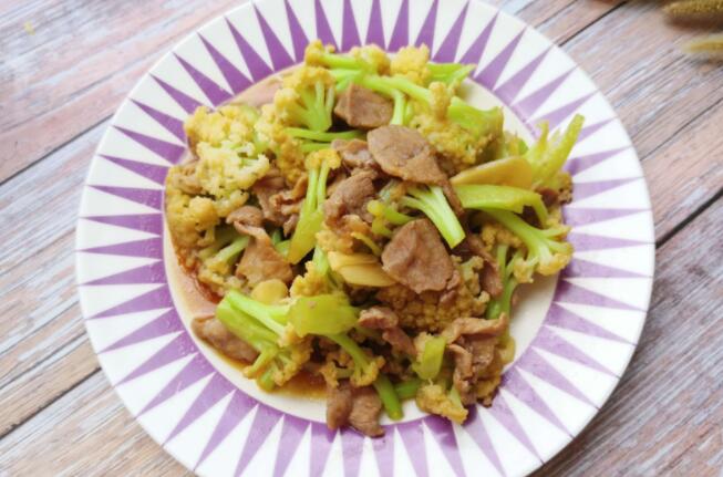 猪肉炒菜花怎么炒好吃（简单易学的家常美食）