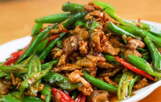 猪肉炒辣椒怎么做好吃又简单 如何做出一道好吃又简单的猪肉炒辣椒