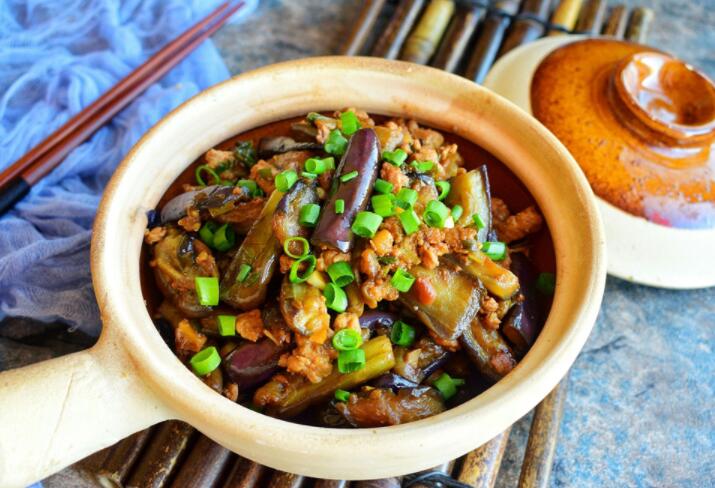 猪肉炖茄子好吃又简单（猪肉茄子煲）