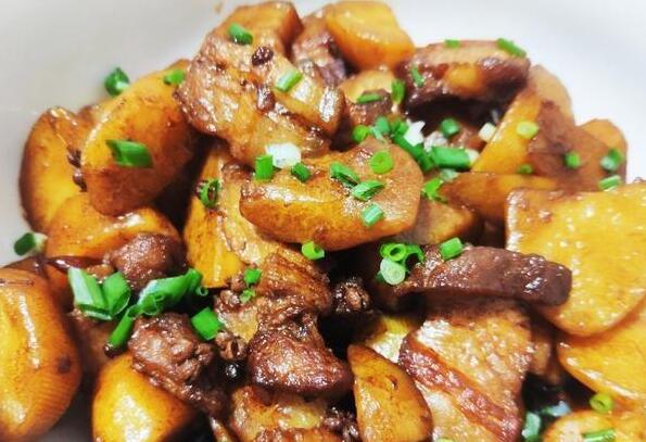 猪肉烧土豆怎么做好吃（猪肉烧土豆片是一道美味佳肴）