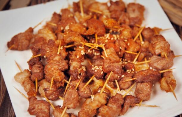 猪肉牙签肉怎么做好吃（介绍猪肉牙签肉的制作方法）