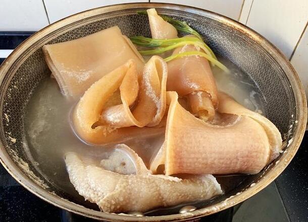 猪肉皮炖什么好吃（猪皮三种人不能吃）