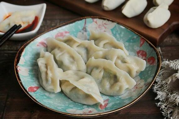 猪肉韭菜饺子馅怎么调好吃（如何调制酸菜猪肉韭菜饺子馅）